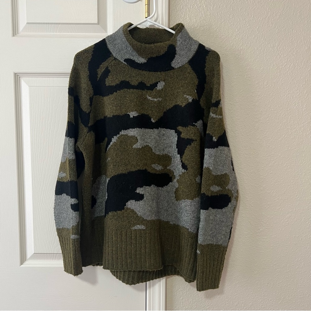beachlunchlounge Camo Funnel Neck Sweater Size Large